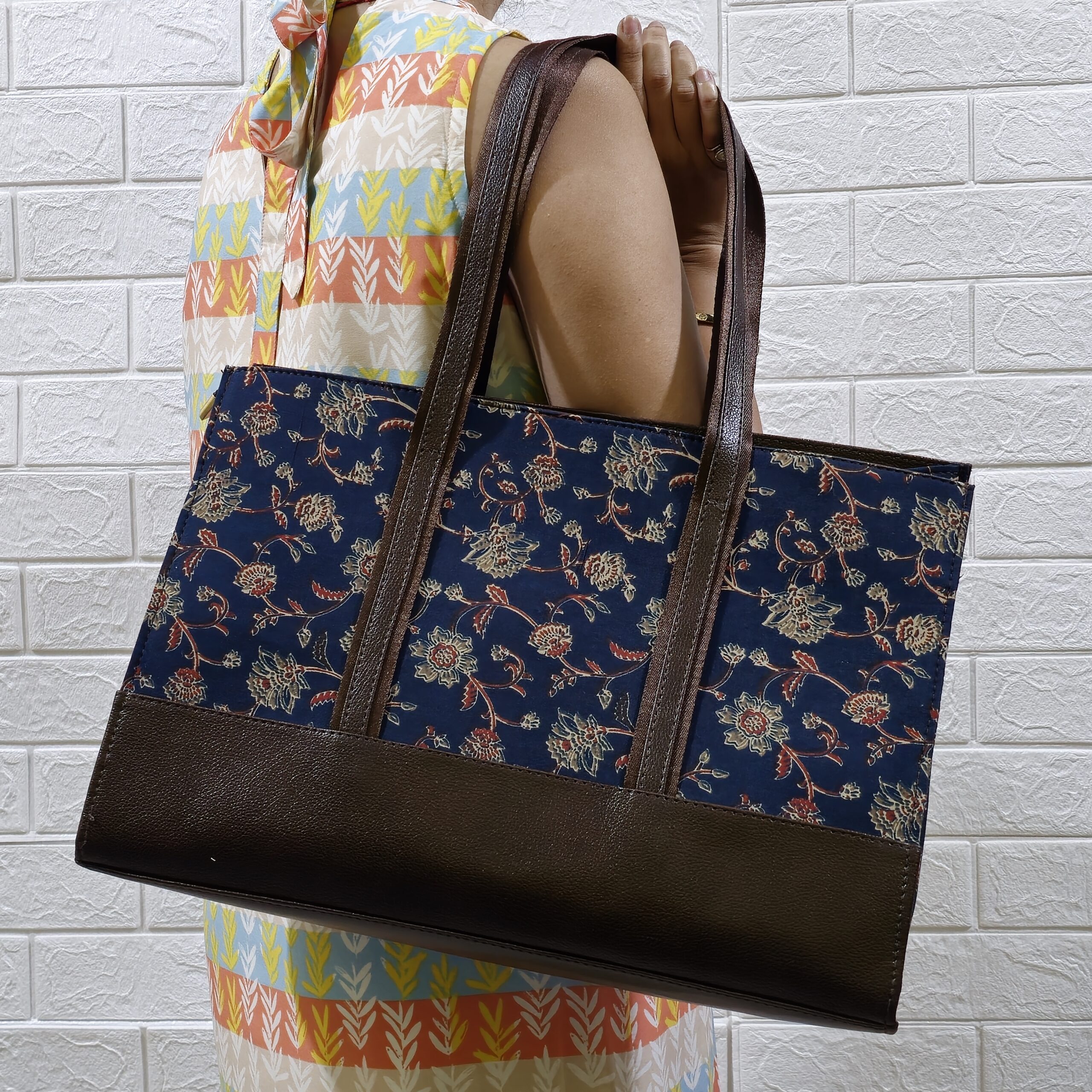 FR Twilight Floral Tote - Image 2