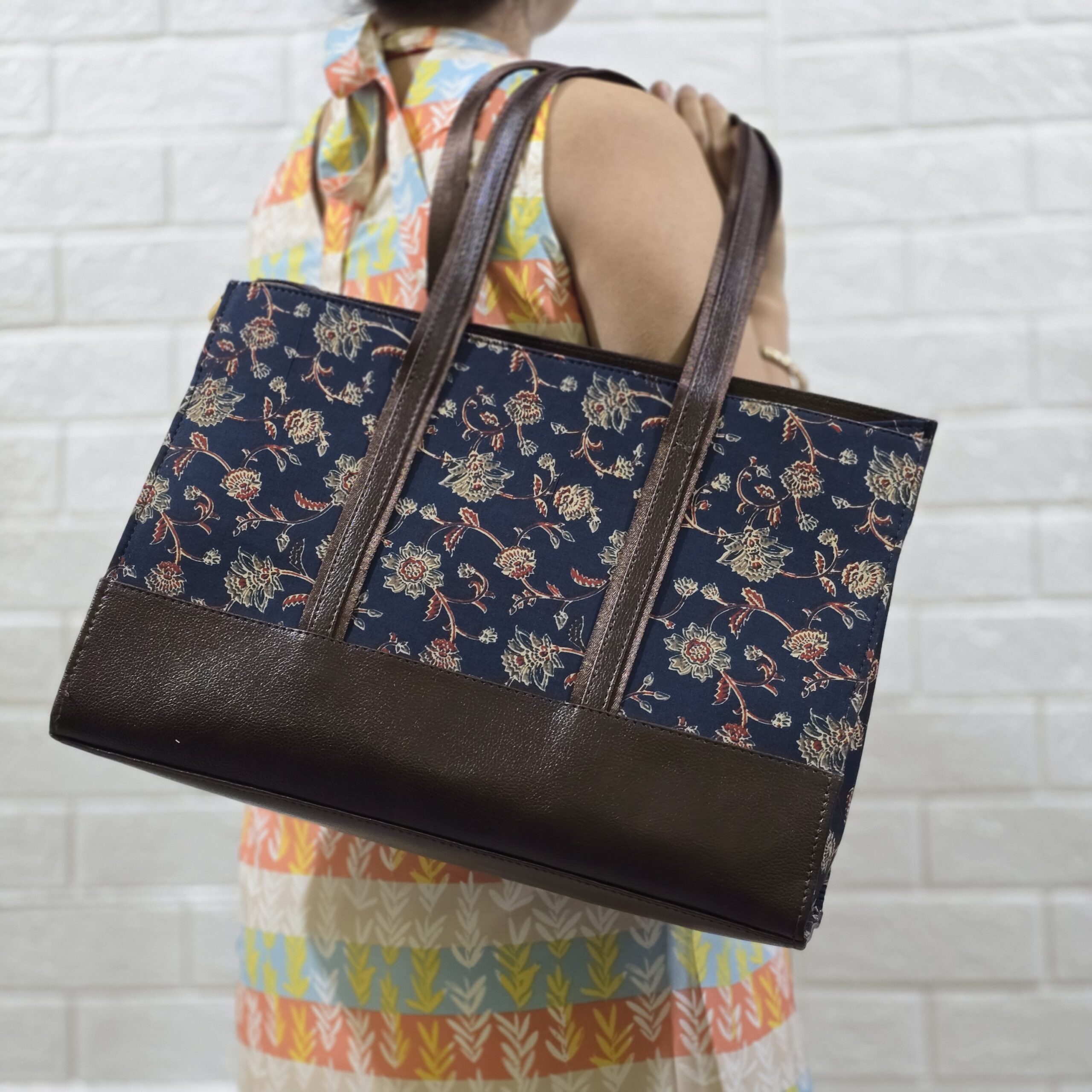 FR Twilight Floral Tote - Image 3